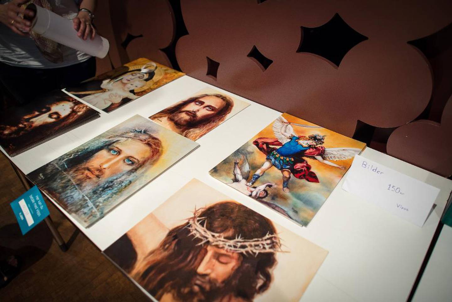 Malerier: Bilder som Vassula Rydén har malt selges på møtet.
