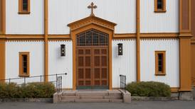 Gjøvik kirke: Mistenker at brann ved inngang er påsatt