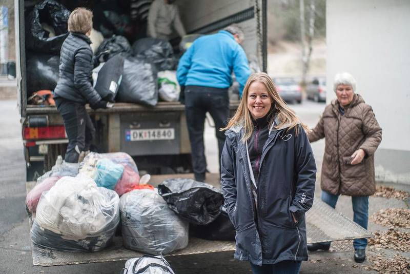 Mona Underdal-Loktu, leder i Refugees Welcome to Asker, pakker 30 tonn med klær, pledd og sko som skal sendes til Hellas på nyåret 2017.