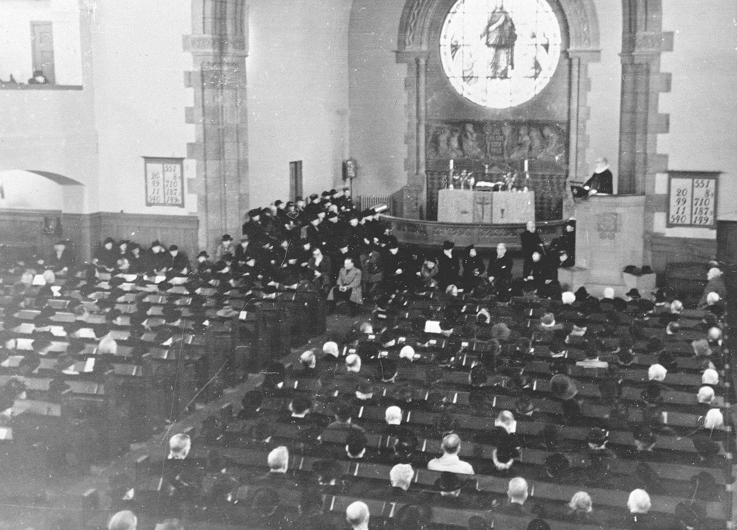 Norge under okkupasjonen. Kamp mot nazifiseringen av kirken - Kirkefronten. En fullsatt Frogner kirke i Oslo under en gudstjeneste med en av de fratråtte prestene på prekestolen.