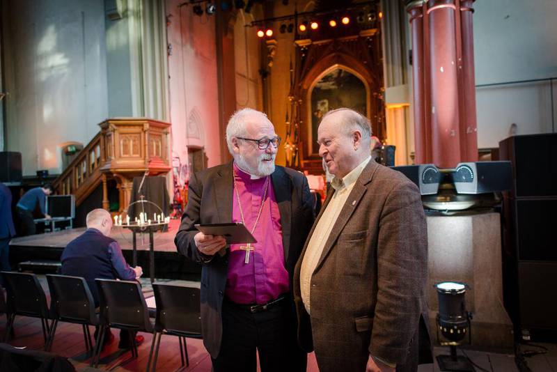 – Det er en viktig oppgave å arbeide for at mennesker skal føle seg inkludert, sier biskop Atle Sommerfeldt (t.v.), her i samtale med kirkemøtedelegat Odd Einar Dørum fra Oslo.