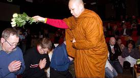 Buddhistmunk velsignet norsk TV-serie