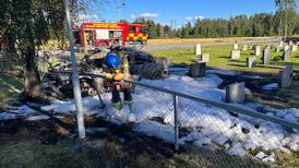 Brann i bil på kirkegård- flere gravstøtter er ødelagt