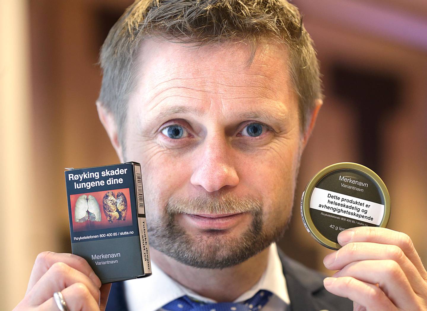 Oslo  20150209.
Helse- og omsorgsminister Bent Høie (H) viste de ny innpakningene til snus og tobakkspakker, på en pressekonferanse om forebyggende tiltak på tobakksområdet.
Foto: Vidar Ruud / NTB scanpix
