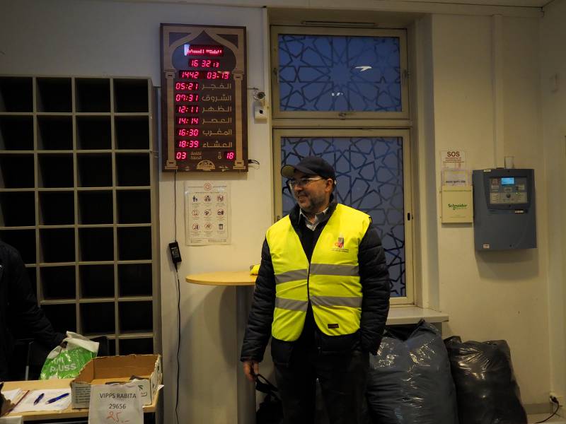 Mohamed Melioui ved Rabitamoskeen i Oslo. Vaktsikkerhet er skjerpet og dørene låses mellom hver bønn. Foto: Tuva Skare