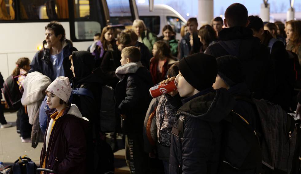 PÅ FLUKT: En gruppe ukrainske barnehjemsbarn på vei til Storbritannia fra Warsawa i Polen mandag 21. mars.