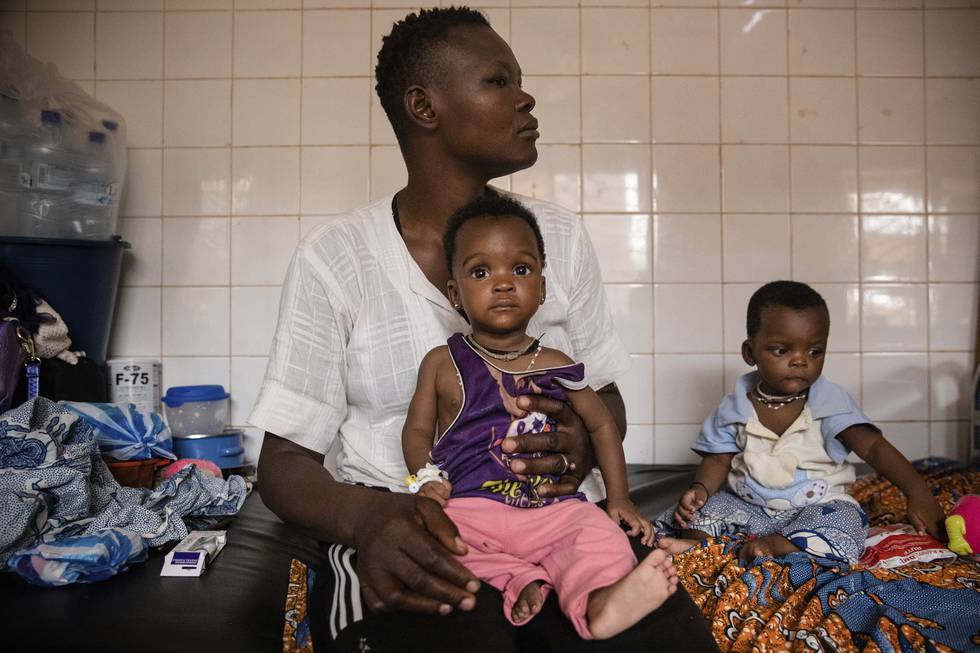 Underernærte barn venter på behandling ved et sykehus i Burkina Fasos hovedstad Ouagadougou. Mer enn 10,5 millioner står i fare for å bli rammet av sult vest i Afrika. Foto: Sophie Garcia / AP / NTB