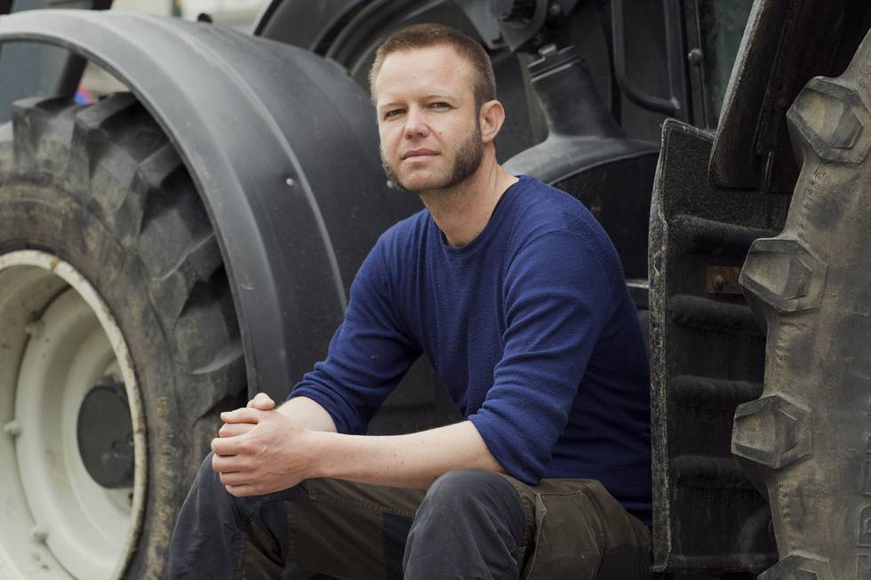 Jørind Kvaale Hansen ved egen traktor fremfor stortinget under bondedemonstrasjonen 11.05.21.