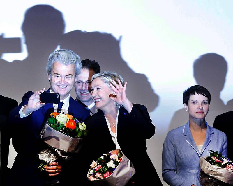 Nederlandske Geert Wilders tar selfie med franske Marine Le Pen på helgens høyrepopulistiske konferanse i Koblenz. Marcus Pretzell fra tyske AfD bakerst, med AfD-leder Frauke Petry til høyre.