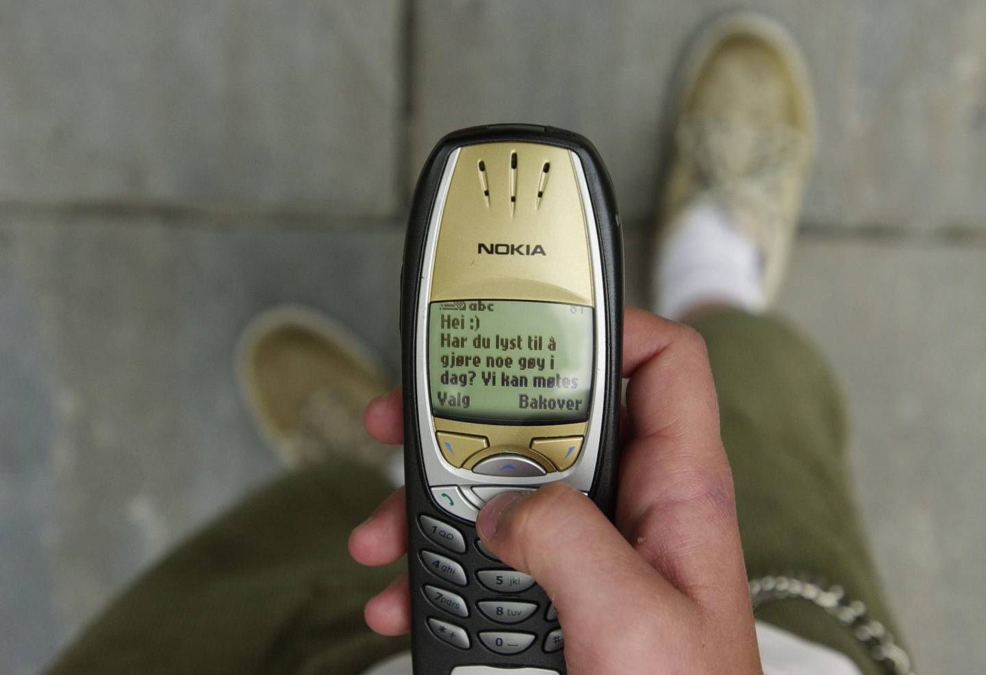 OSLO 20020719:
Gutt med Nokia mobiltelefon skriver tekstmelding / SMS .
Foto: Erlend Aas / SCANPIX