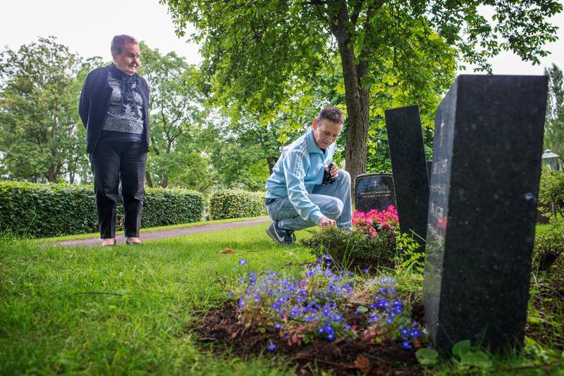 Tor Hansen (58) og Ellen Skallerud (88) var på Nordre gravlund i Oslo for å se til graven til førstnevntes foreldre. De er skeptiske til den danske trenden med å sette pårørendes navn på gravsteinene.