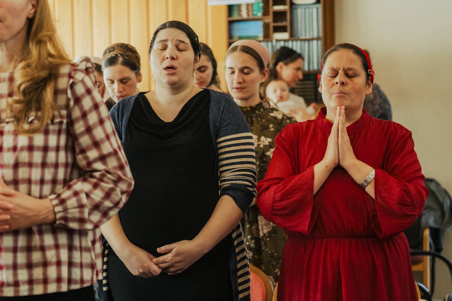 HJERTESPRÅK: Ana Adam, til høyre, sier at da hun fikk barn selv, betydde det mye for henne å kunne ta dem med i den rumenske menigheten slik at de kunne få lære om Jesus på hjertespråket.  Rundt en time brukes i bønn i løpet av gudstjenesten.