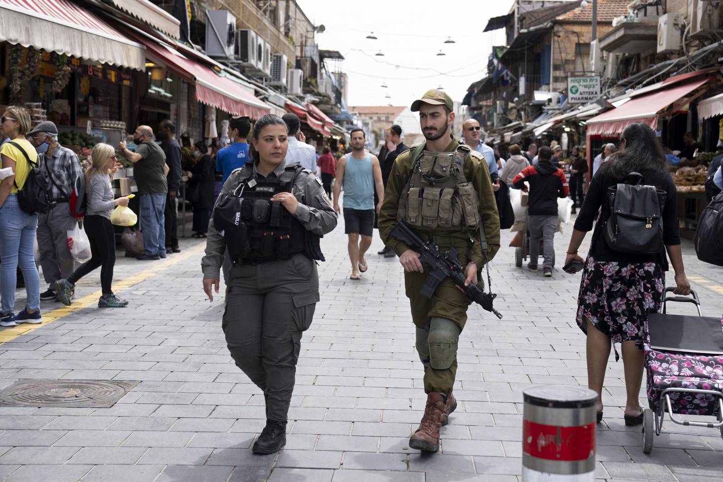 Israel har trappet opp sikkerheten etter flere enkeltangrep inne i Israel den siste tiden. 14 israelere og 15 palestinere er drept den siste tiden, og spenningen i regionen har økt. Foto: Maya Alleruzzo / AP / NTB