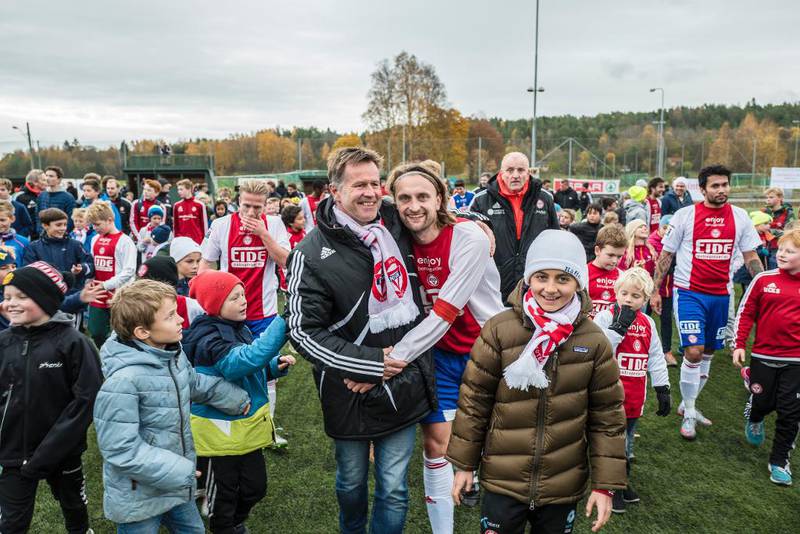 Tidligere i høst feiret Eivind Arnevåg (i svart jakke) opprykk til 1. divisjon sammen med kaptein Eivind Sæther. Torsdag kveld kunne han juble over Petter Dass-prisen også.