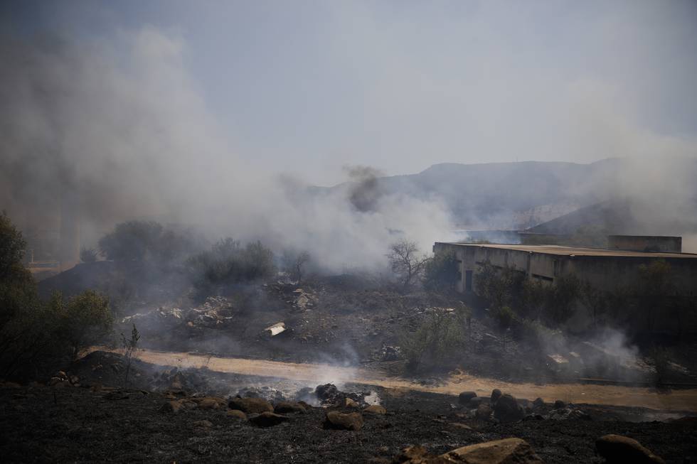 Åkre i brann i det nordlige Israel etter et rakettangrep fra Libanon onsdag. Foto: Ariel Schalit / AP / NTB