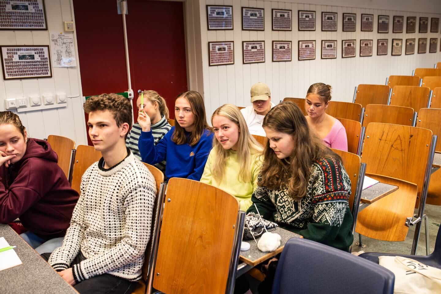Sagavoll folkehøgskole, fag i kritisk tenkning. Karin Olivia Moe (19), Signe Prestholt (22), Martha Nord Varhaug (19), Oline H. Thomassen