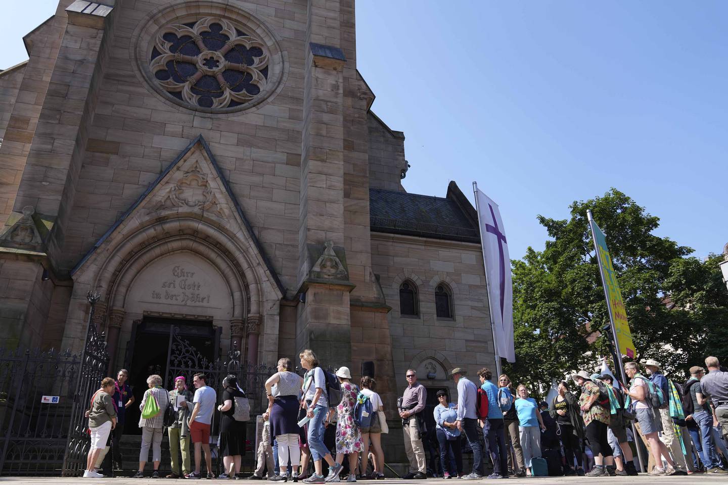 Køen var lang av kirkegjengere som ville oppleve gudstjenesten hvor kunstig intelligens forrettet.
Foto: Matthias Schrader / AP / NTB