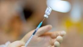 Vaksineforsker: Barn bedre beskyttet etter en koronainfeksjon