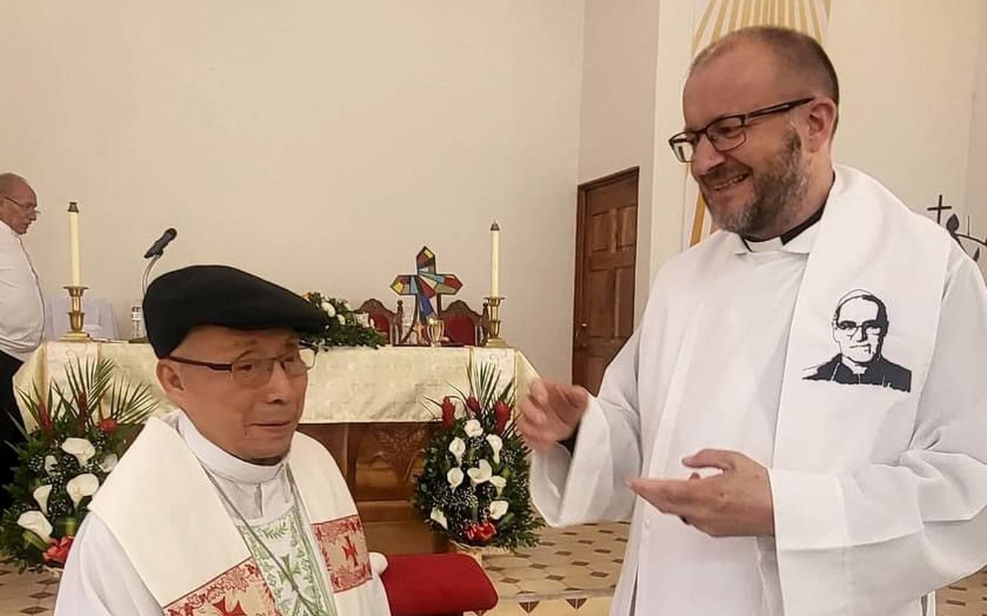 PÅSKEDAG: Biskop Medardo Gomez feiret påskedagen med gudstjeneste i Oppstandelses-katedralen i San Salvador sammen med Einar Tjelle.
