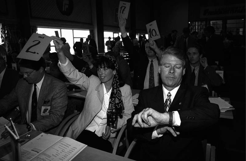 Fremskrittspartiets landsmøte på Bolkesjø i 1994 ble senere kalt «Dolkesjø» på grunn av utrenskningene partiformann Carl I. Hagen gjorde. På bildet ser han på klokken under en av avstemningene. Til venstre er Ellen Wibe som gikk av som nestleder.