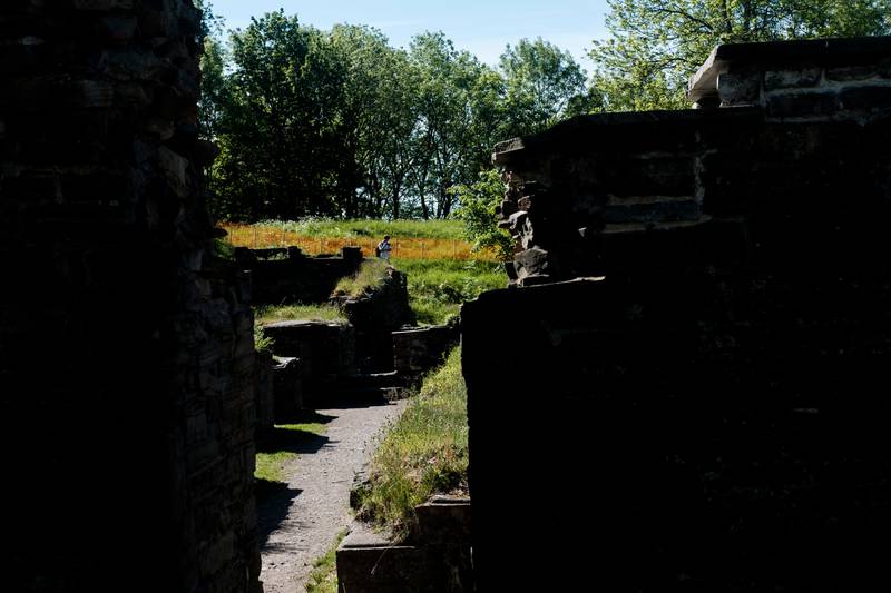 Idehistoriker og tidligere sogneprest i Oslo Domkirke, Karl Gervin har skrevet bok om munkene på Hovedøya. Her fotografert på Hovedøya.