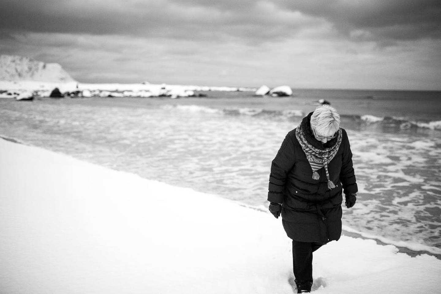 Her på den lange stranda på Ramberg i Lofoten har Ann-Helen Fjeldstad Jusnes badet hver dag de siste årene, i all slags vær. Det er friskt, og det daglige morgenmøtet med tre-fire andre badekvinner, har betydd mye for presten.