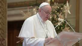 Paven kaller koronavaksine «et lys i mørket»