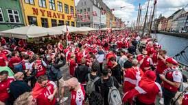 Fotballfeberen herjer i Danmark: - Et alibi for å vise følelser