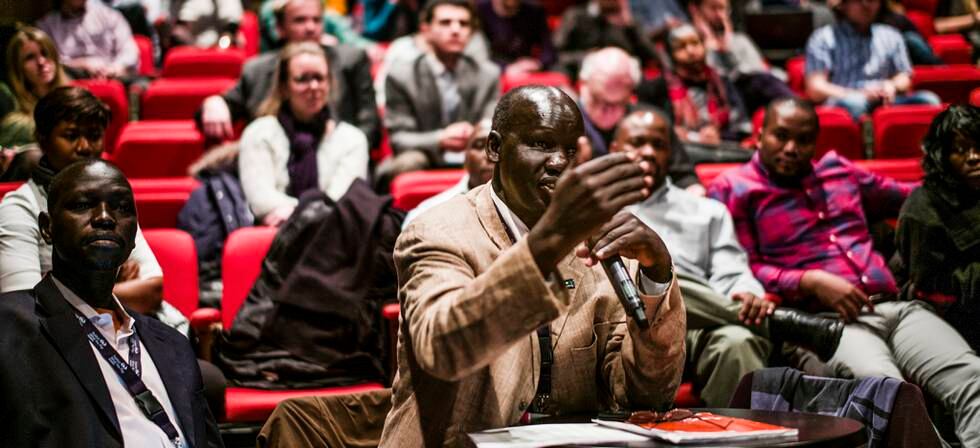 Pastor James K. Ninrew fra Sør-Sudan oppfordret på seminaret i Litteraturhuset denne uka Statoil til å få med seg flere selskaper til å rapportere hva de betaler i skatt og har av inntekter og produksjon for hvert land. – Hvis jeg vet hva selskapet tjener og betaler i skatt både i Oslo og Afrika, og ser at de tjener mer ett sted, vil jeg vite hvordan det har blitt slik, sier Ninrew.