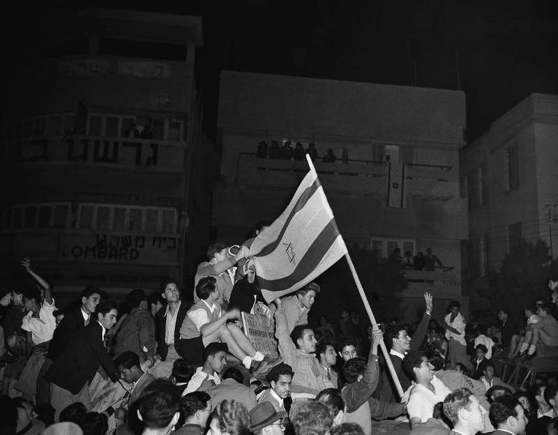 Den 30. november 1947 feirer jøder i Tel Aviv nyheten om at FN besluttet å dele Palestina i én jødisk og én arabisk stat, med Jerusalem-området som internasjonal sone. Slik skulle det ikke gå. Tiden som fulgte var preget av blodige kamper mellom de stridende partene, og året etter erklærte staten Israel sin uavhengighet.