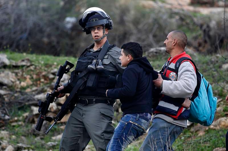 En israelsk politimann arresterer en ung palestinsk gutt etter demonstrasjoner som ble arrangert som følge av at en palestisk soldat ble skutt av israelere i begynnelsen av mars. Inntektene fra årets Operasjon Dagsverk skal gå til et prosjekt som skal hjelpe palestinsk ungdom til en bedre fremtid.
