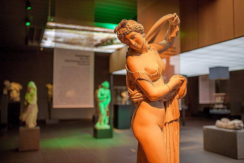 Når kvinner og gudinner ble fremstilt med lite eller ingen klær i den greske antikken, var det klart handlingsbetinget, som at hun var i ferd med å ta seg et bad.