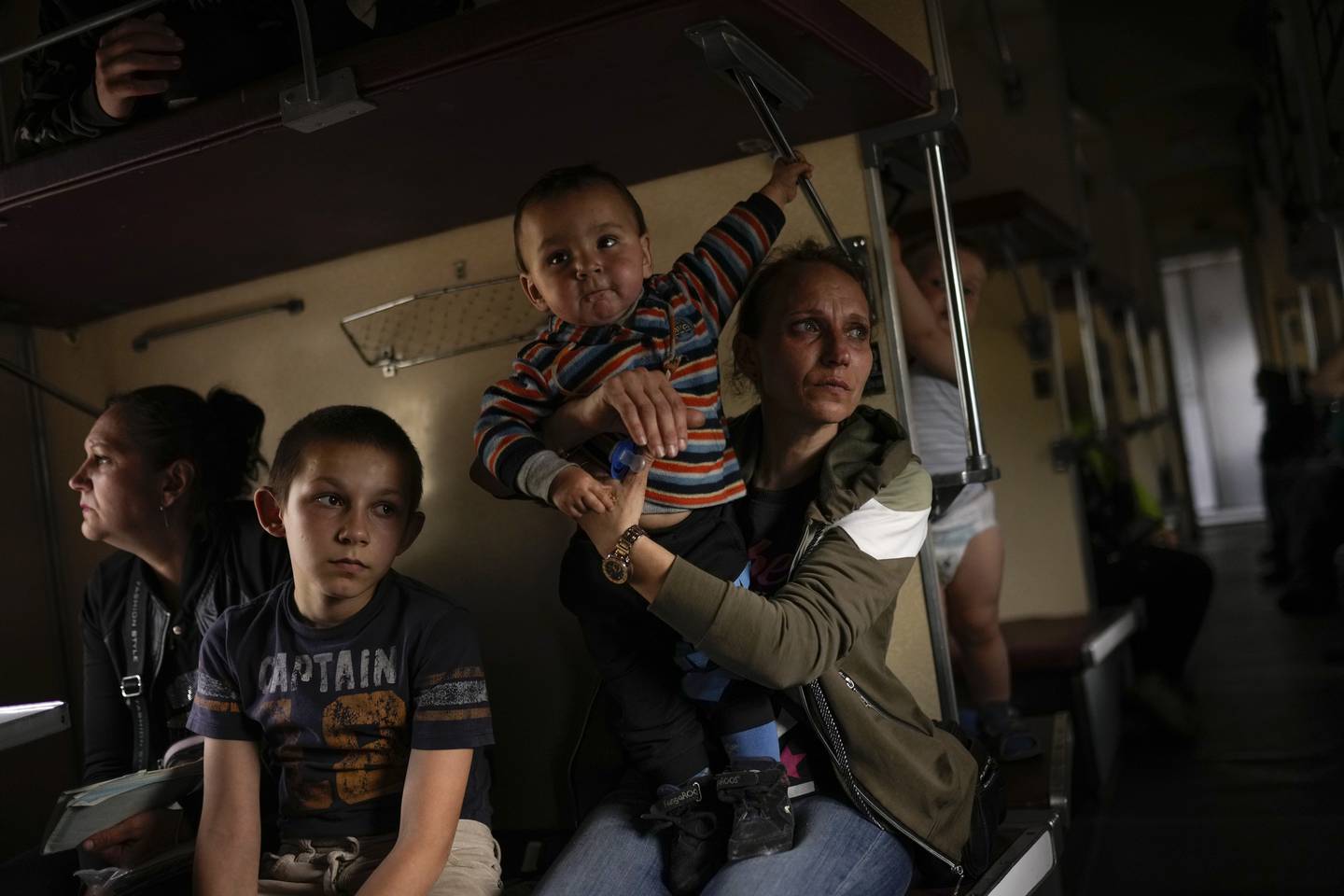 Russiskstøttede separatister har tatt kontroll over byen Lyman øst i Ukraina. Jana Skakova og sønnen Jehor flyktet til Pokrovsk da separatistene rykket inn. Foto: AP / NTB