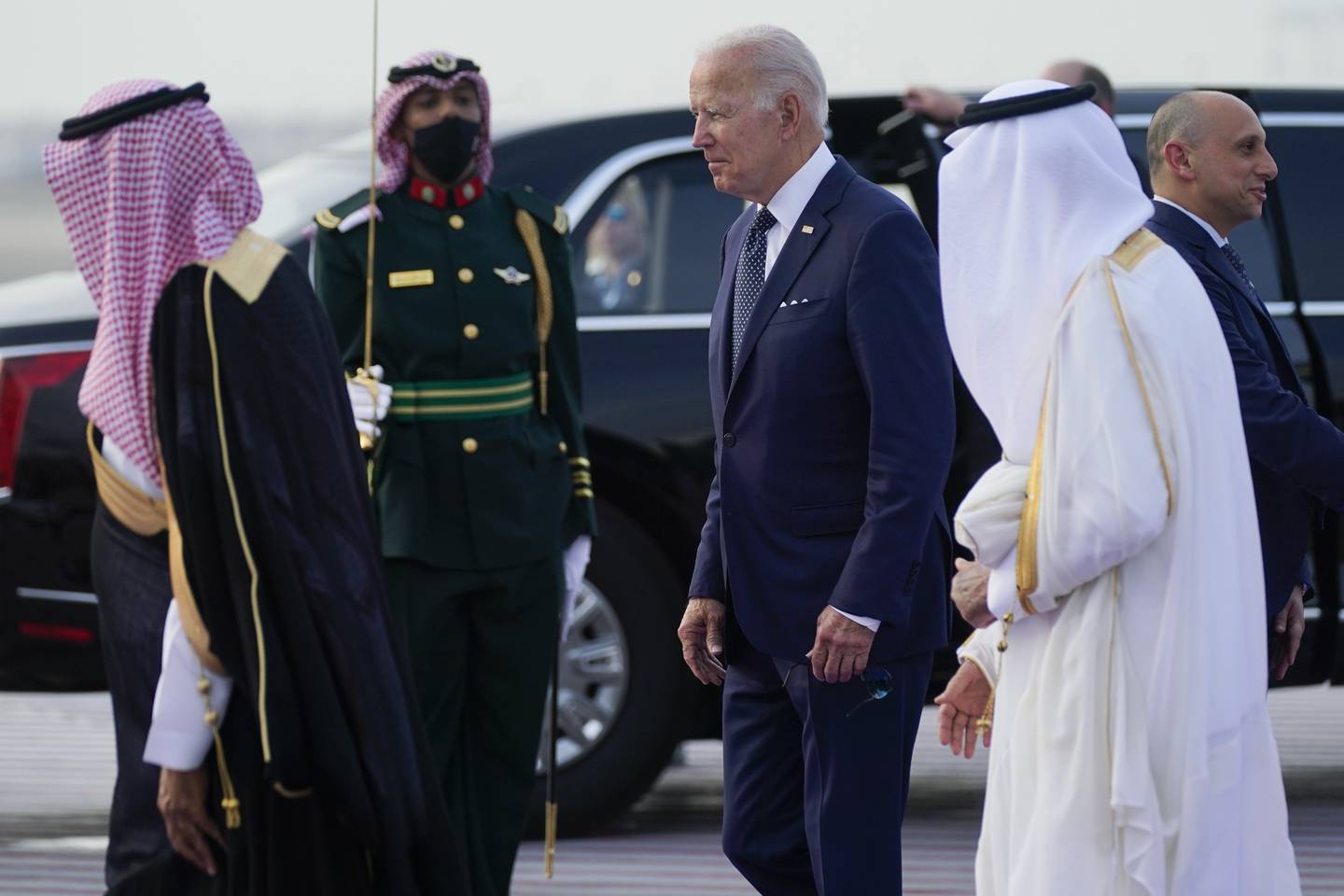 President Joe Biden ankommer flyplassen i Jeddah med et direktefly fra Israel. Foto: Evan Vucci / AP / NTB