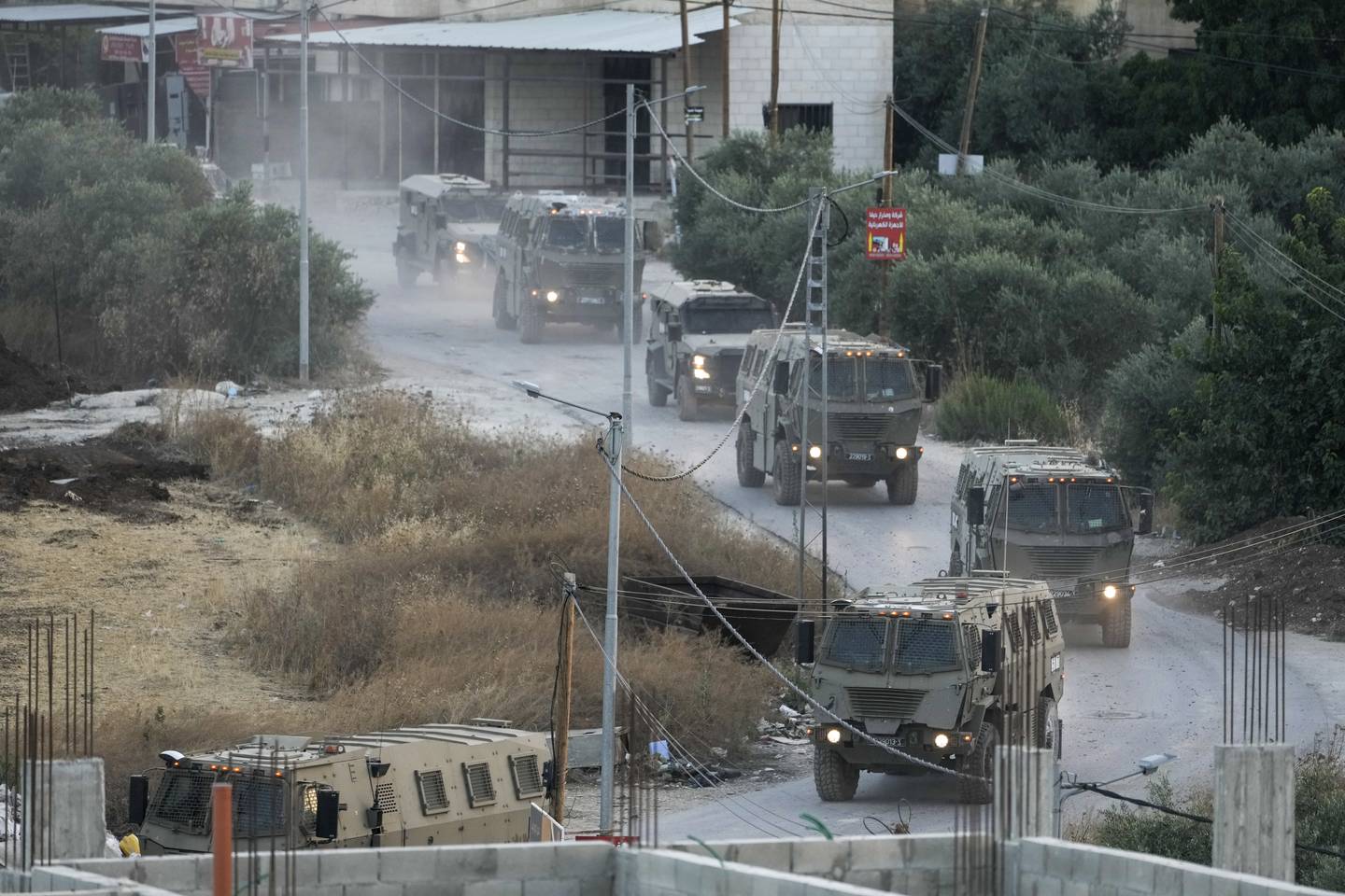 En kolonne med israelske militærkjøretøy i flyktningleiren Jenin tirsdag. Den israelske hæren har møtt kraftig motstand fra militante palestinere. Foto: Majdi Mohammed / AP / NTB