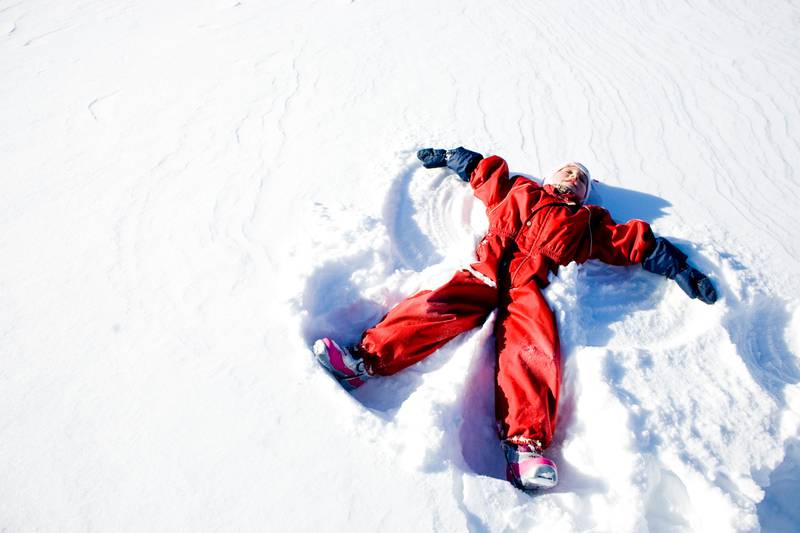 NOREFJELL 20080323
Familie på påskeferie på fjellet. Liten jente i rød skidress leker i snøen. Barndom. Livsglede. Lykke. Glad og fornøyd. Harmoni. Nyter livet. Engler i snøen. Engel. 
Foto: Sara Johannessen / SCANPIX
NB! Modellklarert