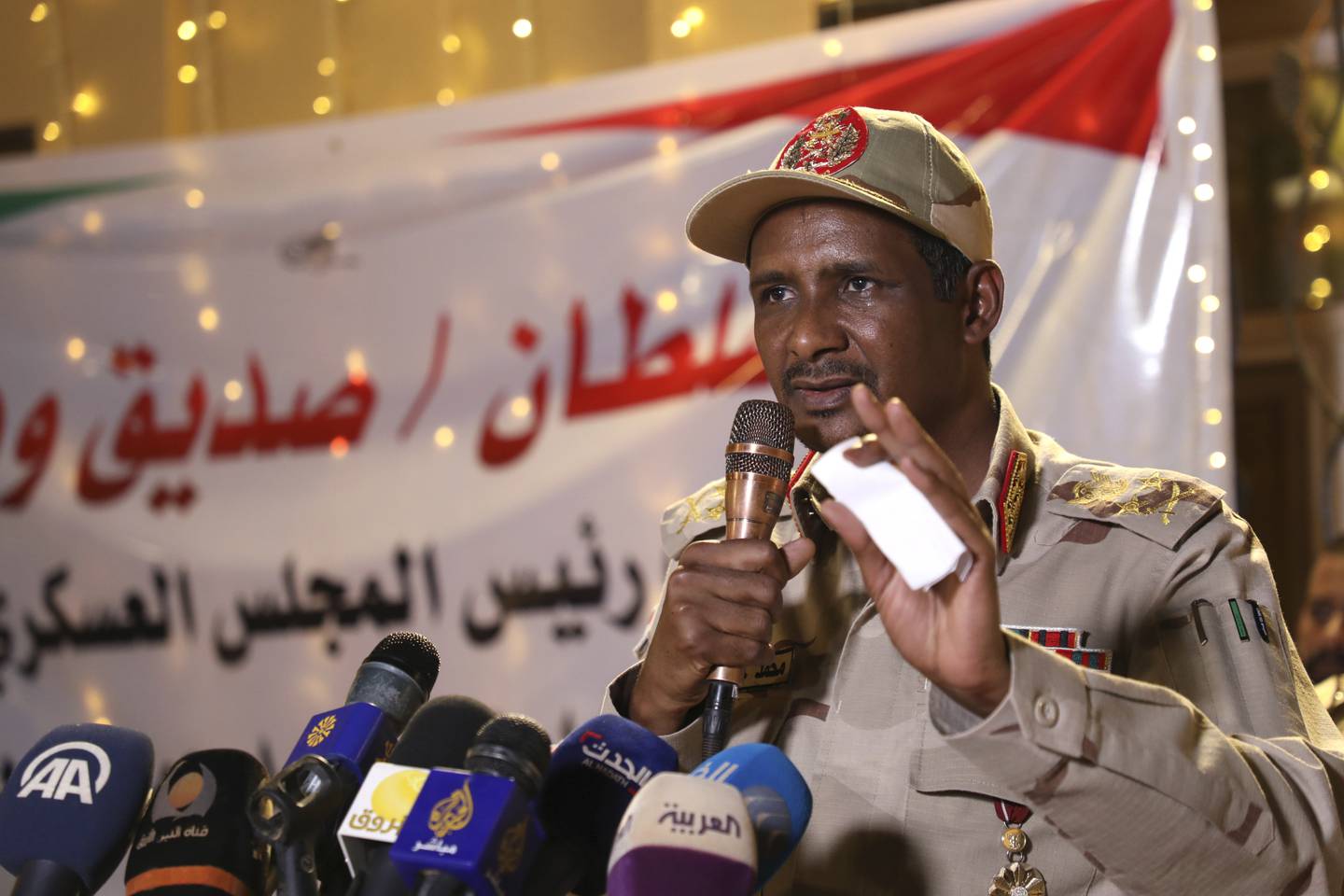 Mohamed Hamadan Dagolo, also known as Himedti, deputy head of the ruling military council of Sudan, speaks to the press in the capital Khartoum on May 28, 2019. (Photo by STR / AFP)