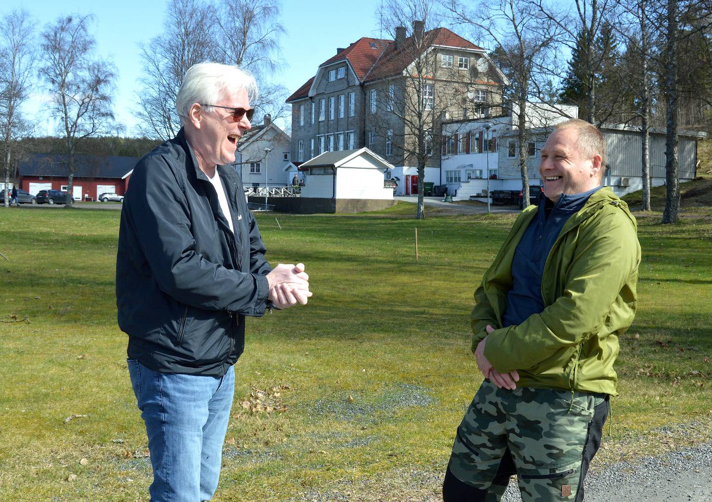 FÅR HJELP: Sten Jonny Espeland (til høyre) er glad for sjansen han får til å gå på bibelskolen på Varna, noe som hjelper ham ut av rusproblemene hans. Her er han i samtale med Morten Sæther, en av medelevene som ikke har rusbakgrunn
