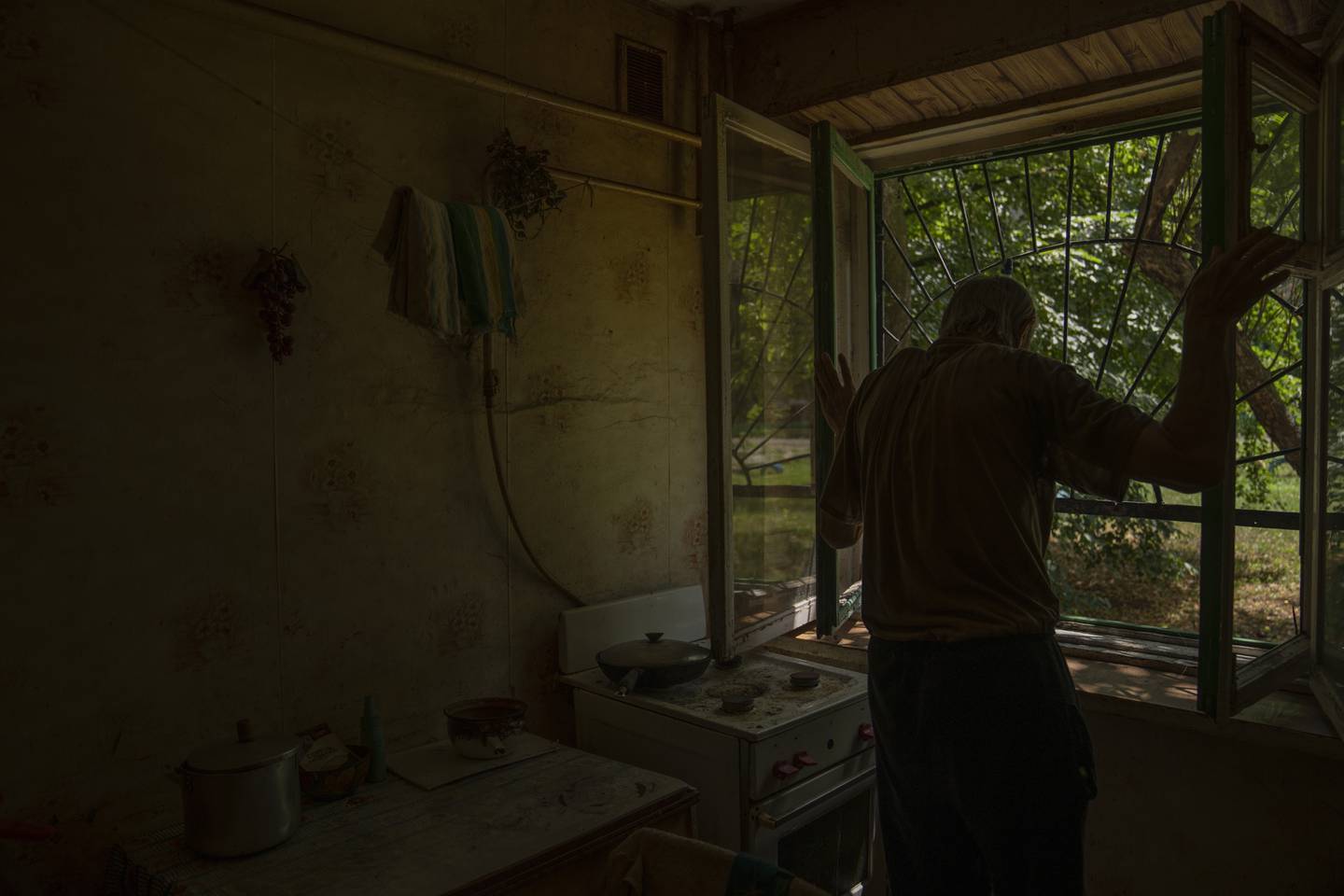 Valerij Iltsjenko bor alene og sier han føler seg ensom når den ene naboen etter den andre legger på flukt. Men han forstår at de gjør det. Det er bedre enn å bli bombet, sier han. Foto: Nariman El-Mofty / AP / NTB