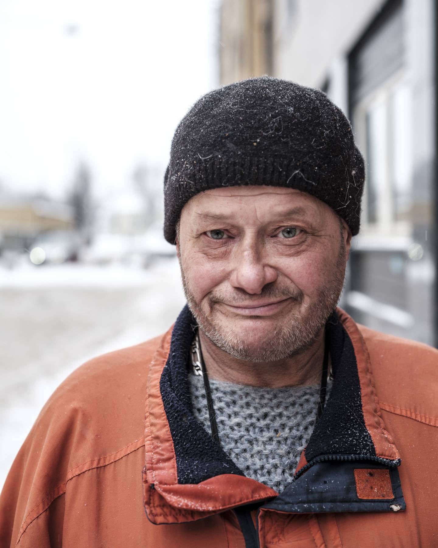 Øyvind Pettersen er innom Frelsesarmeens matvogn i Urtegata i Oslo og får avis og matpakke.
