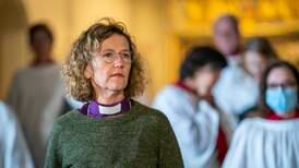 Biskop Veiteberg trår til under streiken – tar dåp i egne hender