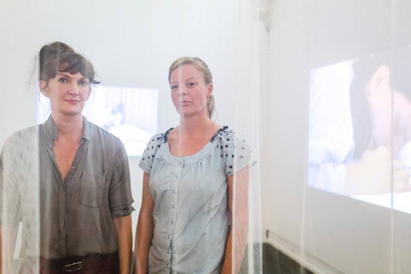 Jurymedlemmene Vanna Bowles (t.v.) og Sara Christensen har sett gjennom nærmere 6.000 kunstverk, som har blitt til de 107 utvalgte som utgjør Statens 128. kunstutstilling. 