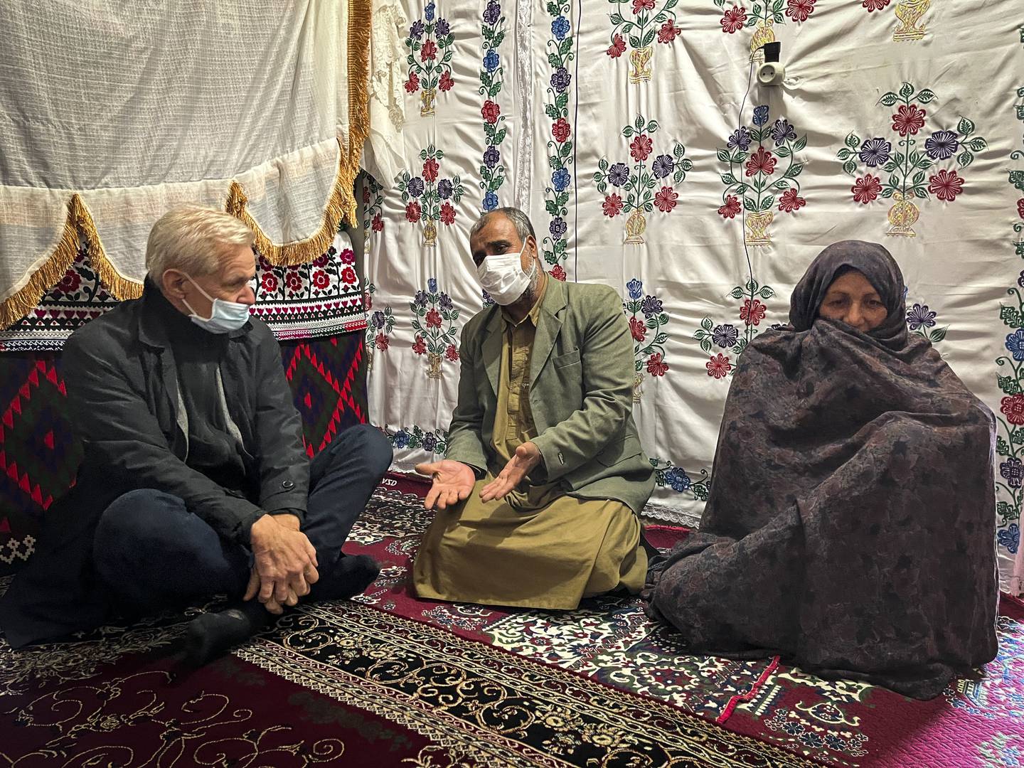 Flyktninghjelpens generalsekretær Jan Egeland ber omverdenen hjelpe Iran, som siden Talibans maktovertakelse har tatt imot 300.000 flyktninger fra Afghanistan. Iran var fra før hjem for over 3 millioner afghanere, og denne uka besøkte Egeland ekteparet Mohammed og Khooshrang i Bardsir i Kerman-provinsen.
Foto: Laila Matar / NRC / NTB