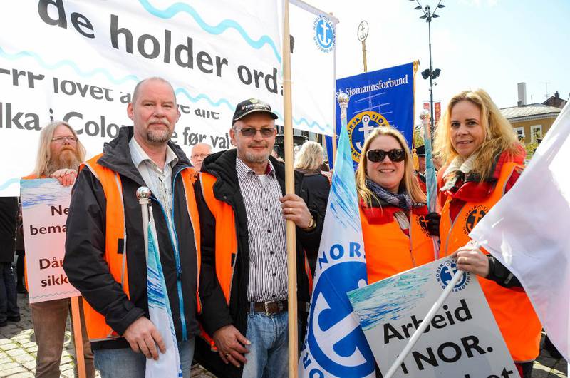 MOT UTFLAGGING: Jørn Halsen (t.v.) og resten av gjengen fra Norsk sjømannsforbund kjemper for at norske sjøfolk skal få beholde jobbene sine.