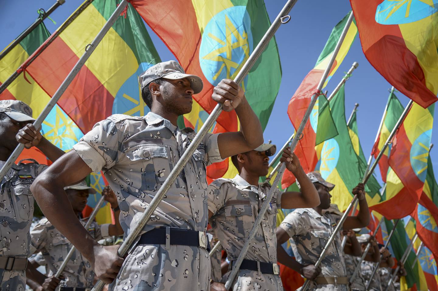 Den etiopiske regjeringshæren holdt en parade i Addis Abeba torsdag til minne om soldatene som ble drept på første dag i Tigray-krigen for to år siden. Foto: AP / NTB
