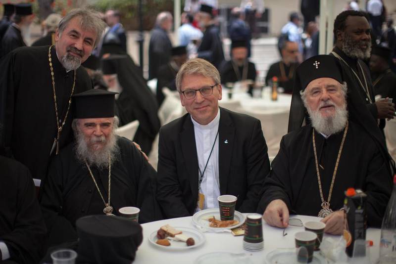 Olav Fykse Tveit kom direkte fra det delvis havarerte ortodokse toppmøtet på Kreta til KVs sentralkomitémøte. Her er han sammen med ortodokse kirkeledere som var på Kreta-møtet, og som nå er i Trondheim.