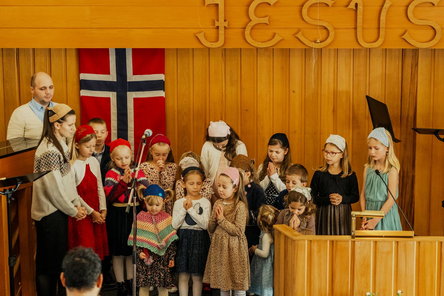 SØNDAGSSKOLE: De fleste barna er på søndagsskolen i kjelleren, men de deltar også med sang fra scenen. Sang og musikk er en viktig del av tradisjonen i menigheten.