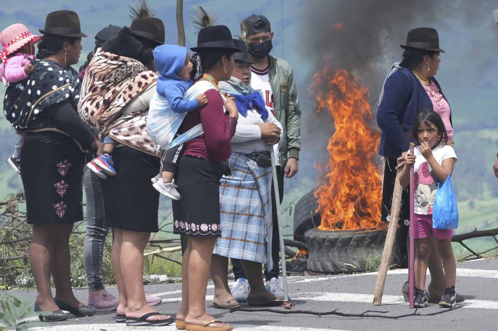 Kvinner ved siden av en veisperring på en hovedvei 14. juni, dagen etter at demonstrasjonene startet. Foto: Dolores Ochoa / AP / NTB