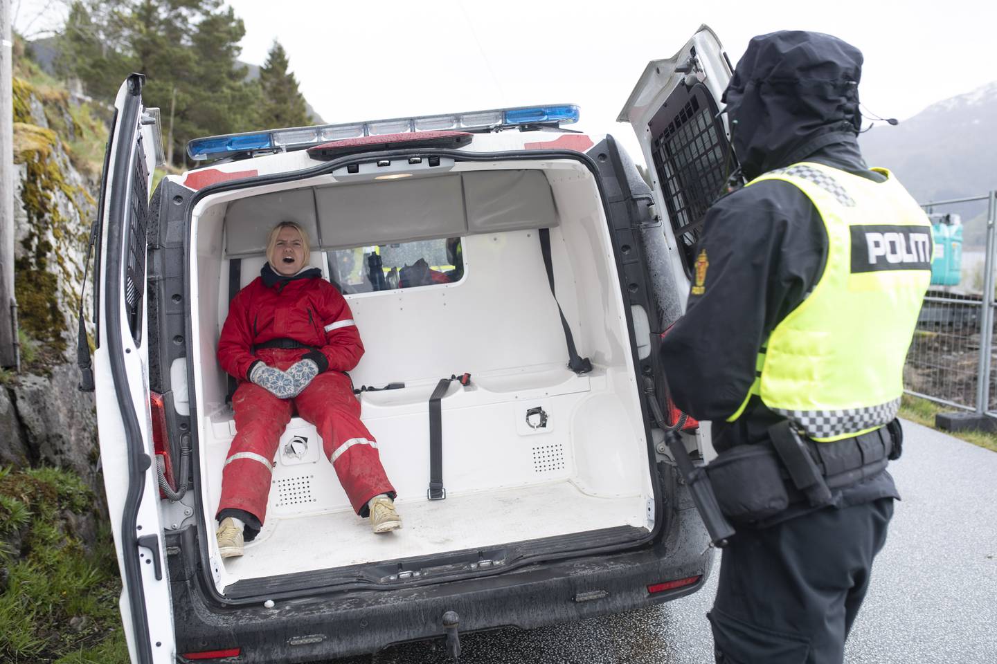 Leder i Natur og Ungdom, Gina Gylver, er sammen med flere aksjonister arrestert ved Engebø. Deres mål er å stanse anleggsarbeidet knyttet til gruveprosjektet ved Førdefjorden.