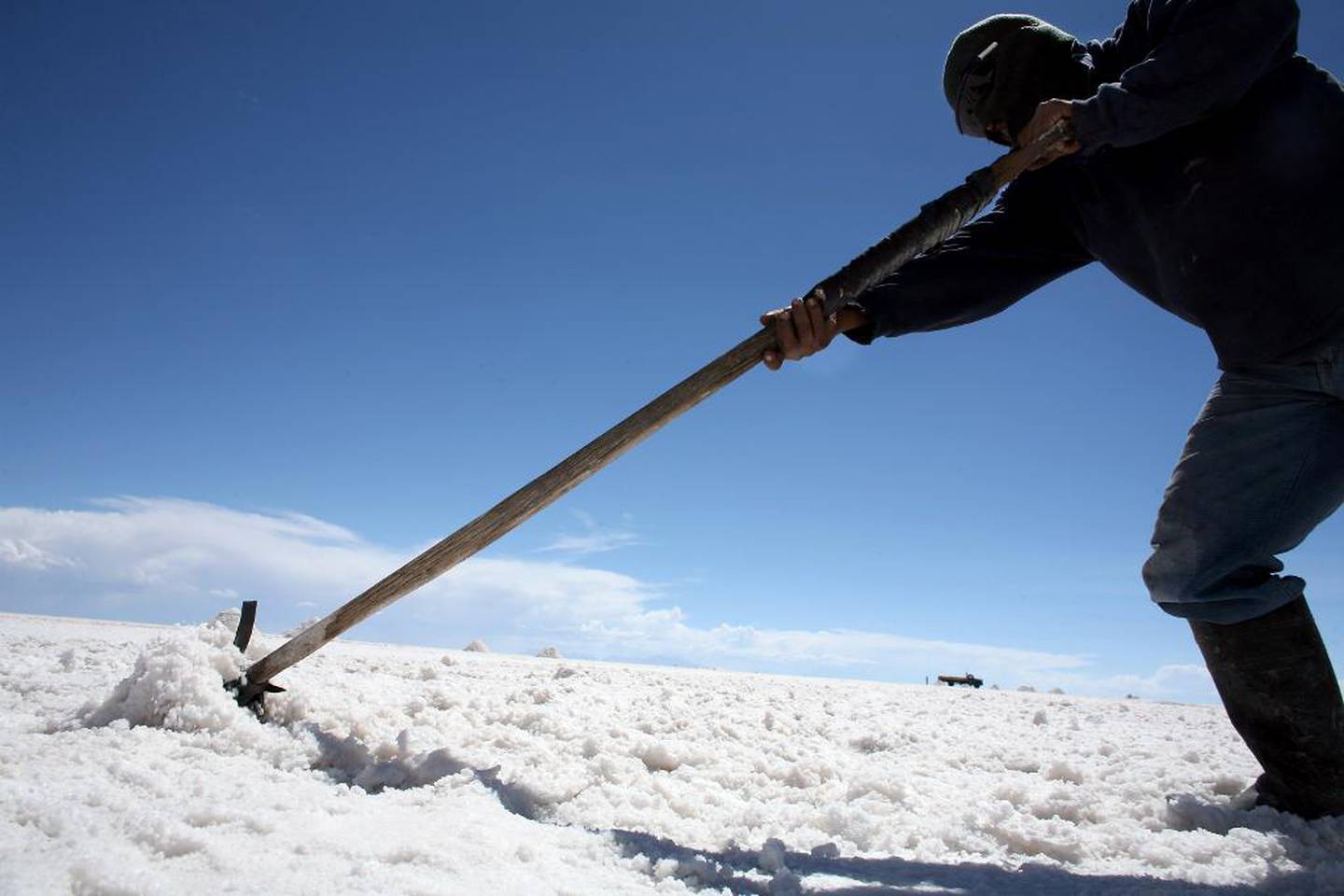 Dei som bur rundt saltsjøen Salar de Uyuni har i generasjonar levd av å samle salt, som blir selt over heile Bolivia. No er deira næring trua av store utbyggingsplanar. Verdas største reserver av litium ligg i sjøen. 